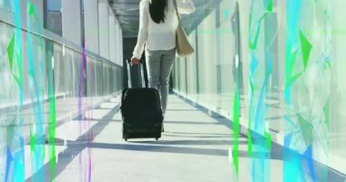 Camdan geçide girmek, bavulu çeken ve iş seyahati için akıllı telefondan konuşan bir kadın. Modern, profesyonel, enerjik, seyahat, şehir, gösterişli, yaşam tarzı