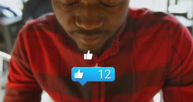 Kafede akıllı telefonları dinleyen bir adam balon pazarlama için 95 'e kadar sayarken. Sosyal medya, katılım, gündelik, modern, canlı, iletişim, teknoloji