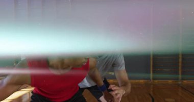 Kırmızı formalı oyuncu basketbolu başlatıyor. Spor salonunda top sürüyor ve defans oyuncusunu swish için yeniyor. Spor, fitness, antrenman, atletizm, rekabet, dinamik, takım çalışması