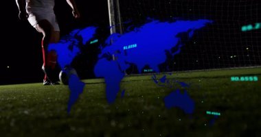 Spor analitiği grafiği projektörlerin altında kayboluyor, futbolcu topa vuruyor ve gol atıyor. Atletik, rekabetçi, dinamik, dijital, stratejik, spor, performans
