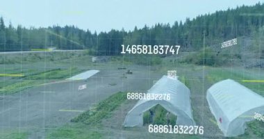 İnsansız hava aracı, çiftçiyle birlikte beyaz çemberin üzerinde uçuyor. Animasyon kodlu hizalama çizgisi olan çiftliği tarıyor. Tarım, hassas tarım, İHA, teknoloji, sürdürülebilirlik, kırsal, veri analizi