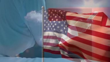 Bayrak sallayarak silueti, silueti, telefonu kaldıran ve teknoloji gösteriminde kaydıran adamı ortaya çıkarıyor. Vatanseverlik, teknoloji, modern, açık hava, iletişim, dijital, istikrar