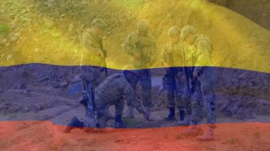 Askeri askerler tarıyor, asker çömelmiş metal nesneleri tehdit kimliği için inceliyor, bayrak sallıyor. Savaş, keşif, taktik, keşif, keşif, dayanıklı, takım çalışması, gözetleme