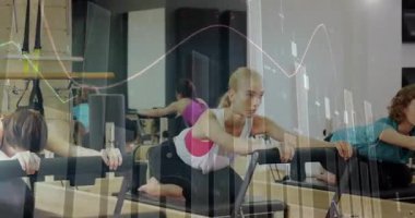 Reformcuların önünde diz çöken dört kadın pilates dersinde fayton çekiyor ve esneme hareketleri yapıyorlar. Spor, sağlık, esneklik, güç, egzersiz, sağlık, stüdyo