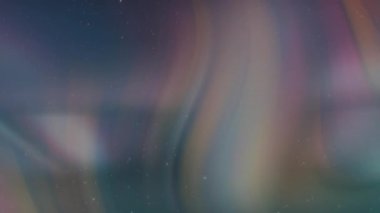 Ufkun yakınında beliren soluk renkli ışık kurdeleleri karanlık gökyüzünde büyüyor, dalgalanıyor ve kayıyor. Göksel, canlı, soyut, dijital, fantezi, çevre, ilham verici