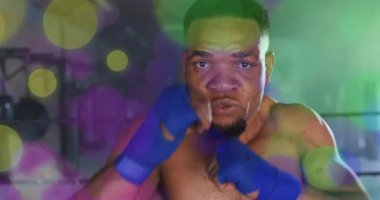 Boksör hareketli duruşu, kilitlenme bakışları fitness ringinde iki yumruk kombinasyonu ve sürüklenen bokeh. Sporcu, güç, kararlılık, eğitim, dinamik, atletizm, odaklanma