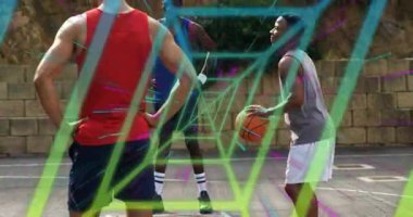 Spor sahasında üç adam neon şebeke tüneli oluştururken atıcı çömelmiş ve sayı yapmak için ateş ediyor. Atletizm, kentsel, dinamik, hareket, canlı, rekabetçi, enerji