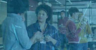 Meslektaşım telefon dinleyerek satış şemasını aktifleştiriyor, kıdemli ekip ofisinde kahvesini yudumluyor. İşbirliği, takım çalışması, iletişim, dijital, analitik, profesyonel, gündelik