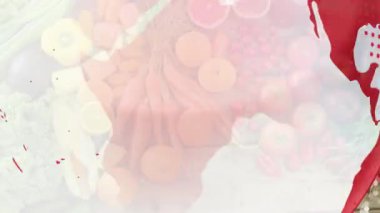 Kırmızı yarım tonlu küre, yemek üzerinde dönüyor. Gelişmeler için titreşimli haber pankartı açılıyor. Küresel, bilgi, dijital, yayın, yenilikçi, canlı, sağlık