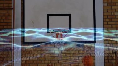 Titreşimli dijital dalga, tuğla duvardaki çemberi süpürüyor, basketbol oynuyor, ağdan düşüyor. Spor, kentsel, modern, teknoloji, fitness, eğlence, dinamik