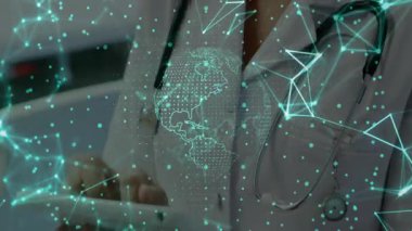 Doktor tableti tıklatıyor ve sağlık verilerine gülümseyen gövde dönüşümlü sağlık küresi oluşturuyor. Tıbbi, teknoloji, yenilik, iletişim, dijital, gelecekçi, profesyonellik