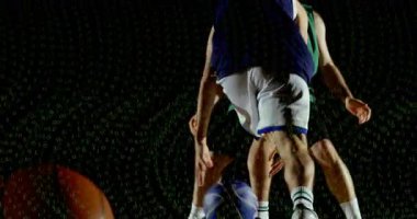 Mavi oyuncuyu yakalayan sporcular kaygan defans oyuncusunun etrafında dönüyorlar ve sayı yapmak için topa vuruyorlar. Atletizm, rekabet, çeviklik, kararlılık, hareket, takım, enerji