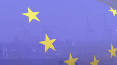 Liman silueti üzerinde dalgalanan AB bayrağını başlatan rüzgar, birliği simgeleyen rüzgarla yön değiştiren yıldızlar. Deniz, endüstriyel, vatansever, dinamik, hareket, mimari, manzara