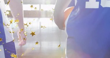 Dördüncü oyuncu basketbol takımının sahaya girmesi üzerine topu alıyor ve yıldızların arasında potaya doğru ilerliyor. Atletizm, takım çalışması, spor, eğlence, hareket, enerji, kararlılık