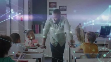 Erkek öğretmen, masa başına eğilip öğrencilere bağlanıyor, ağ örtüşüyor ve eğitim sahnesinde büyüyor. Sınıf, akıl hocalığı, dijital, yenilik, öğrenme, işbirliği, teknoloji