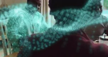 Kıdemli adam masadan pasta kasesini aldı ve göktaşı holografik teknolojisinin girdapları arasında geçirdi. Aile, birliktelik, sıcaklık, evcil, kutlama, bağlantı, modern