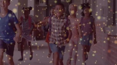 Okul çocukları dersten sonra koridorda hızla koşup gülüyor ve sırt çantalarını sallıyorlar. Oyuncu, enerjik, arkadaşlık, gençlik, hareket, çevre, gelişigüzel