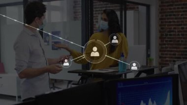 Maskeli meslektaşlar akıllı telefon görselleştirme şebekesini dinleyen finansal grafikleri tartışıyor. İşbirliği, teknoloji, bağlantı, veri analizi, modern çalışma alanı, profesyonel, dijital ağ