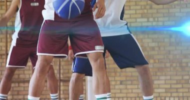 Kestane rengi formalı sporcu, sahada defanstan kaçarken top sektirip salya akıtıyor. Atletizm, rekabet, çeviklik, hareket, takım, strateji, enerji