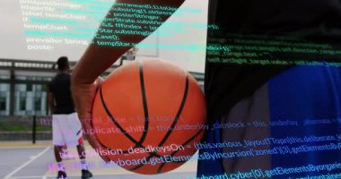 Oyun verilerini görselleştirmek için akran topunu seçerken topu yakalayan kod kaydırıcı oyuncu üzerine. Kentsel, spor, teknoloji, dijital, fitness, rekabet, modern