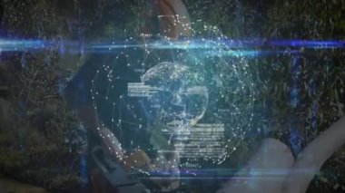 Güvenlik teçhizatlı bir ağaç ustası elektrikli testereyle gaz kesiyor, teknoloji küresiyle kütükleri kesiyor ve ilerlemeyi takip ediyor. Orman, makine, yenilik, dijital, açık hava, teknoloji, güvenlik