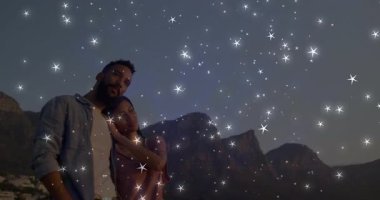 Gökyüzü karartması, seyahat eden çiftlerin etrafında parlamaya başlıyor. Dağ manzarasını takdir ediyorlar. Romantizm, manzara, alacakaranlık, gezgin şehvet, macera, sükunet, siluet