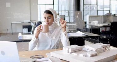 Kadın mimar dizüstü bilgisayardan sonra seramik kupaya uzanıyor, ölçek modelini incelerken yudumluyor. Yaratıcı profesyonel, çalışma alanı, modern tasarım, iç mimari, başarı, odaklanma, mimari