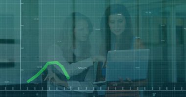 Kadınlar dizüstü bilgisayarı açıyor, grafik kaplamasını başlatıyor, veri tepelerini analiz ediyor, pist taraması yapıyor. İş, işbirliği, analitik, ofis, teknoloji, takım çalışması, dijital