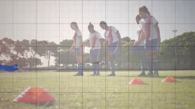 Beş futbolcu koçun performans istatistiklerinin yükseldiğini gösteren ıslık sesine yanıt veriyor. Atletizm, spor, antrenman, takım, açık hava, spor, ilerleme