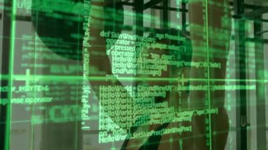 HelloWorld 'ün başlama halterini gösteren spor seti kod rutinleri akarken halterciye basıyor. Güç, teknoloji, fizik, eğitim, dijital, yenilik, motivasyon