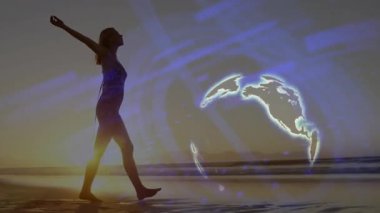 Gün doğumunda sahil şeridinde yürüyen bir kadın öne çıkıp holografik dünya teknolojisini çalıştırıyor. Deniz manzarası, dinginlik, yenilik, teknoloji, minimalist, keşif, ilham