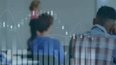 Eğitim verilerini analiz eden öğrenciler arasında eğitim kurulu şamdan bar grafikleri hazırlıyor. Eğitim, öğrenim, sınıf, bilgi, analiz, danışmanlık, eğitim