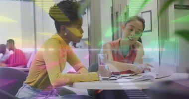 Tasarım araştırmacıları cilt sayfalarını yelliyor, ofisteki satırları işaret ediyor, akıllı telefondaki notları karşılaştırıyor. İşbirliği, profesyonel tartışma, takım çalışması, modern, girişken, beyin fırtınası