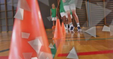 Basketbolcu antrenman için öne çıkıyor, topu alıyor ve külahlarda salyalarını akıtıyor. Sporcular, antrenmanlar, çeviklik, spor, takım çalışması, performans, dinamik