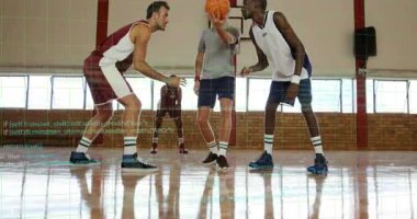 Hakem ıslık çalıp spor maçına başlayan takımlar gibi jimnastik salonunda basketbol oynuyor. Atletizm, rekabet, takım çalışması, yoğunluk, spor, dinamik, eğitim