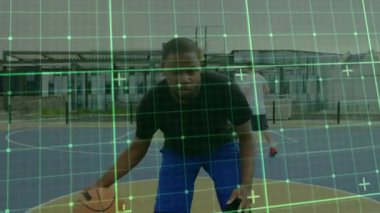 Basketbolu alan erkek sporcu AR 'ın hızlandırıcı hızıyla top sürme alıştırması yapıyor. Sporcu, spor, antrenman, mahkeme, çeviklik, hareket, kentsel