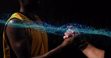 Ekip, göğsünde parlayan mavi kurdeleyle karanlığa karşı ellerini tutarak teknolojik enerji akışını gösteriyor. Dinamik, işbirliği, fütüristik, soyut, bağlantı, güçlendirme, yenilik