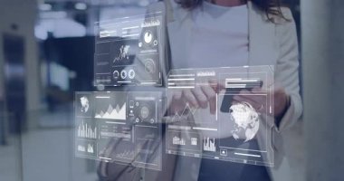 Midadult kadın akıllı telefonları dinliyor iş verilerini çizelgelerle kontrol ediyor ve koridorda dünya görünüyor. Teknoloji, analitik, dijital, profesyonel, yenilik, veri, kurumsal