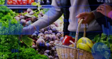 Kadın maydanoz rafına uzanıyor, tazeliği inceliyor, adam sepeti tutuyor, mavi veri grafiklerini gösteriyor. Üretim, sağlıklı yaşam tarzı, modern tasarım, perakende ortamı, tazelik, organik, beslenme