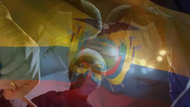 Cerrahlar kesmeye başlayan ışıkları canlandırılmış Ekvador bayrağıyla ayarlıyorlar. Tıbbi, takım çalışması, işbirliği, hassasiyet, sağlık sigortası, steril, odaklanma.