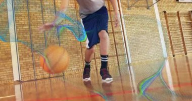 Beden eğitimi sahasında top süren, spor salgılama tekniği uygulayan genç bir çocuk. Atletizm, eğitim, egzersiz, gençlik, hareket, spor, disiplin