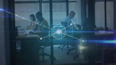 Ofis çalışanları dizüstü bilgisayarlarda veri bağlantılarını gösteren ve görselleştiren bir ağ grafiği olarak yazıyorlar. İşbirliği, bağlantı, teknoloji, çalışma alanı, dijital, iletişim, profesyonel