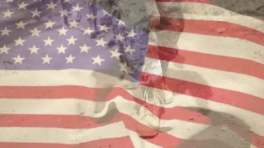 Askeri asker, bayrak kaplamasını tetikledi. Üniformasını göstererek seyirciyi selamlıyor. Vatanseverlik, esneklik, dayanıklılık, açık hava, disiplin, güç, kararlılık