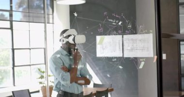 VR kulaklık takan mühendis holografik arayüzü inceliyor ve yapışkan not çizelgesini sürüklemeye başlıyor. Teknoloji, yenilik, holografi, veri görselleştirme, fütüristik, işbirliği, dijital