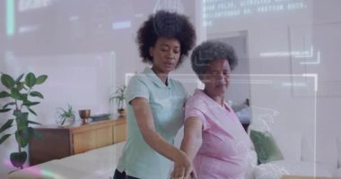 Kadın terapist el ele tutuşuyor ve ipuçları veriyor. Üst düzey müşterilere fizik tedavi için kol kaldırmada rehberlik ediyor. İyileşme, rehabilitasyon, destek, sağlık, bağlantı, farkındalık, sağlık