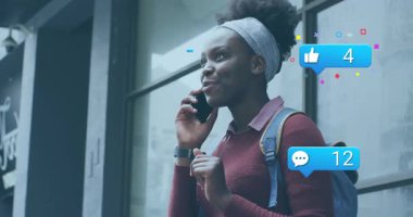 Kaldırımda telefon eden bir kadın, nişan töreninin arttığını gösteren sosyal medya baloncuklarına neden oluyor. Teknoloji, iletişim, kentsel, moda, bağlantı, sosyal, dijital