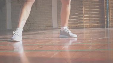 Diz bükme, sporcuların basketbol salyalarını başlatma ve antrenmanda spor salonunda potaya nişan alma. Sporcu, spor, eğitim, aktivite, hareket, fitness, gençlik