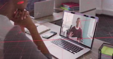 Sunucu, meslektaşı izlerken yazılı belge ve klasörü göstererek iş toplantısını başlatıyor. Kurumsal, iletişim, profesyonel, işbirliği, modern, eğitici, dijital