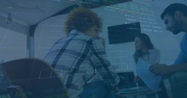 İş ekibi verileri kaydırıyor ve dizüstü bilgisayara işaret ediyor, çizelge ve istatistik incelemesine başlıyor, dördüncü katılıyor. İşbirliği, takım çalışması, veri analizi, ofis, dijital, kurumsal, iletişim