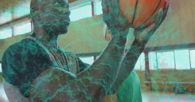 Erkek koç dönüşümlü basketbol oynuyor, stajyer için animasyon rehberi ile antrenmanda atış formunu öğretiyor. Koçluk, akıl hocalığı, spor, eğitim, atletik, öğretici, takım çalışması